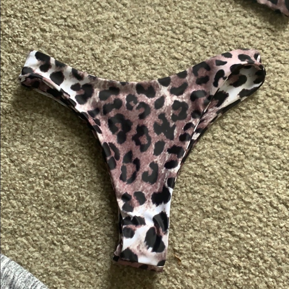 Bikini - Picture 3 of 3